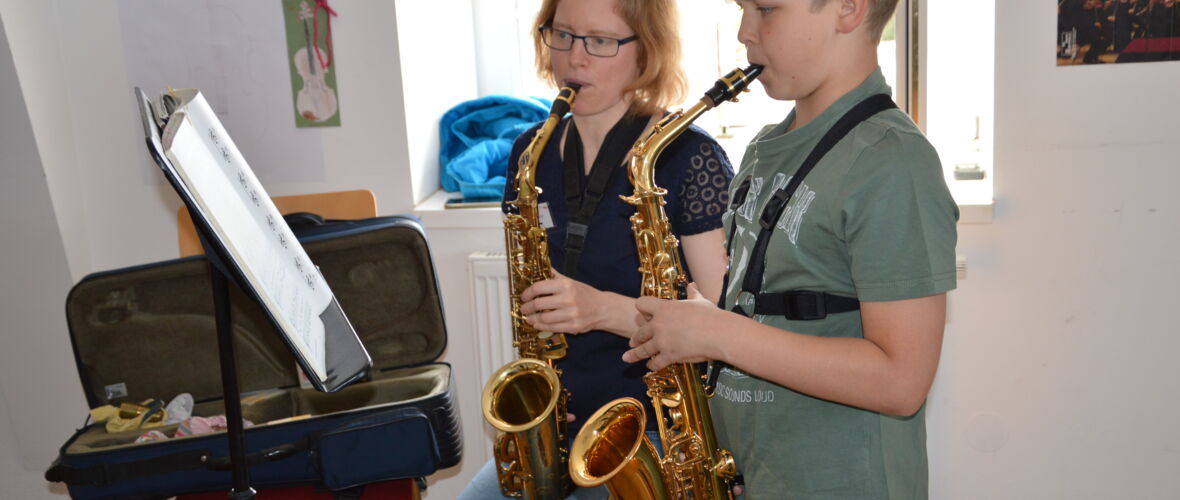 Anita Eberle mit Saxophonschüler Anita Eberle mit Saxophonschüler