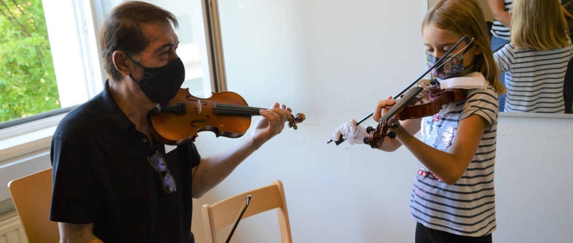 Lehrer Iradj Bastan Siar mit Geigenschülerin