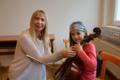 Fausta Paroli zeigt einer Interessierten das Cello