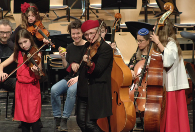 Evelyn Fink-Mennel mit Fiddle Kids