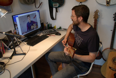 Schüler Kilian Kräutler und Gitarren-Lehrer Frank Bösch Schüler Kilian Kräutler und Gitarren-Lehrer Frank Bösch