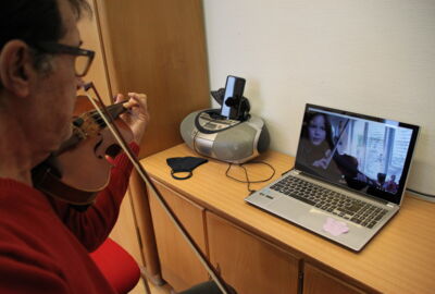 Digitaler Unterricht Violine mit Lehrer Iradj BastanSiar und Mia Cornal Digitaler Unterricht Violine mit Lehrer Iradj BastanSiar und Mia Cornal