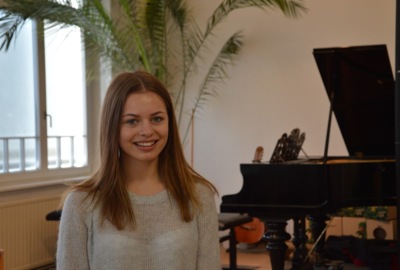 Förderpreis 2016 Sophia Bösch strahlend nach ihrem Klavier-Wertungsspiel