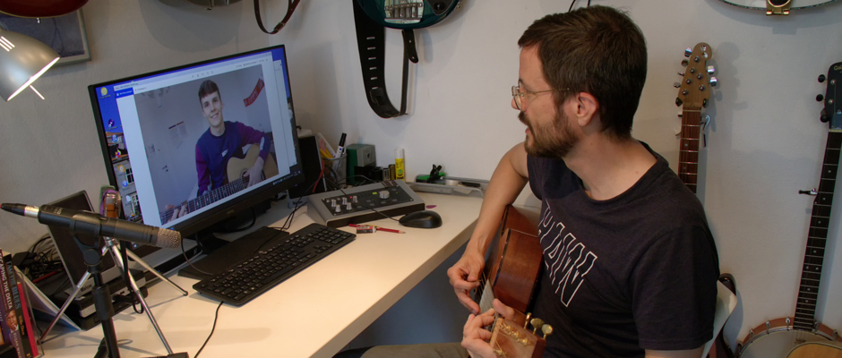 Schüler Kilian Kräutler und Gitarren-Lehrer Frank Bösch Schüler Kilian Kräutler und Gitarren-Lehrer Frank Bösch