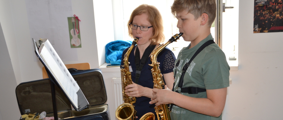 Anita Eberle mit Saxophonschüler Anita Eberle mit Saxophonschüler
