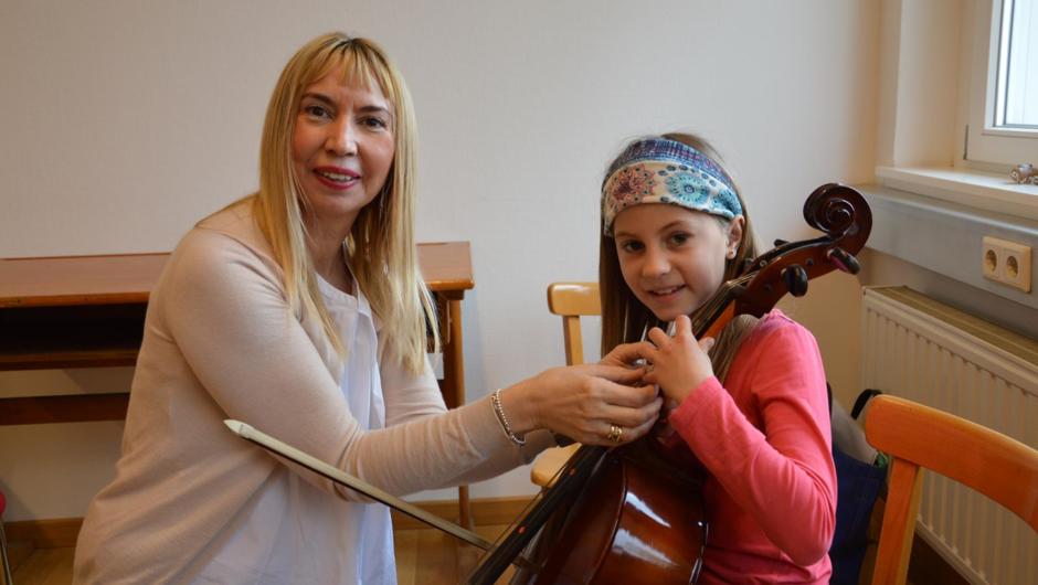 Fausta Paroli zeigt einer Interessierten das Cello
